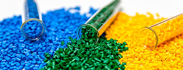 مستربچ رنگی، یکی از انواع مختلف مستربچ ها است که برای تولید محصولات پلاستیکی رنگی استفاده می‌شود.